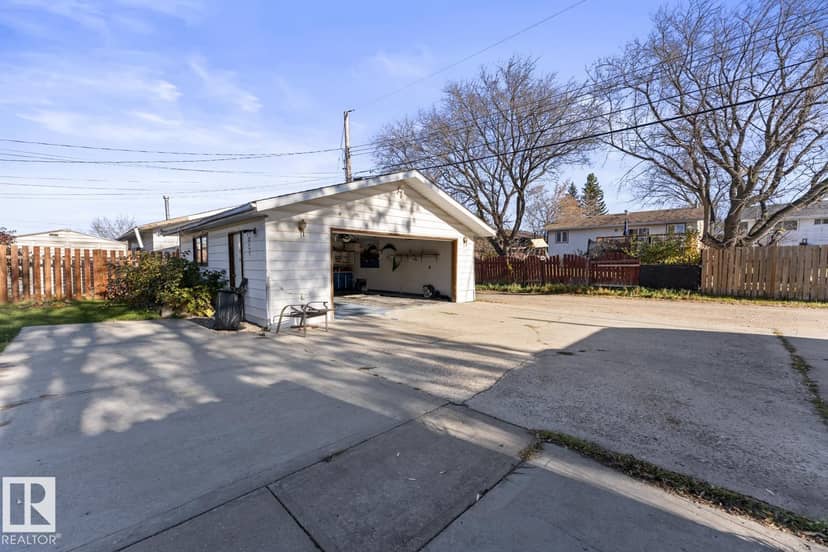 5019 45 ST — photo 12 of 37