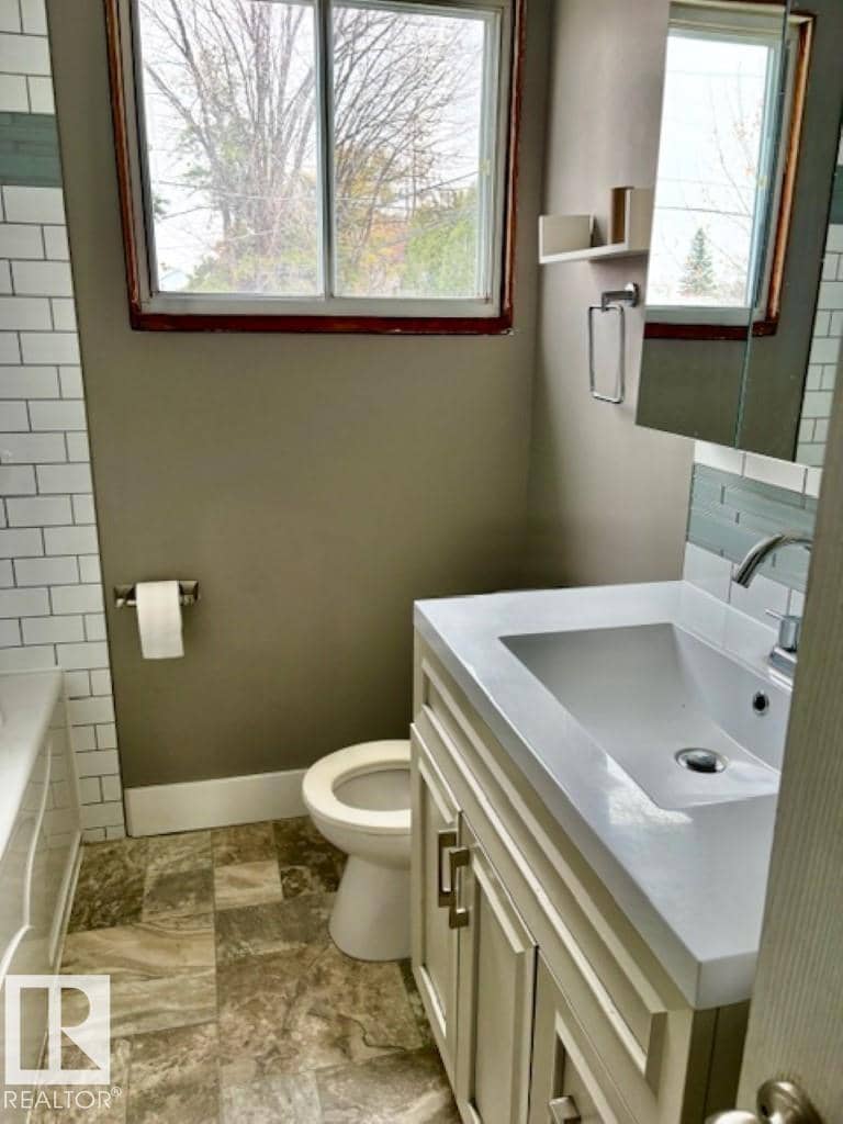 5042 49 AV — photo 9 of 27