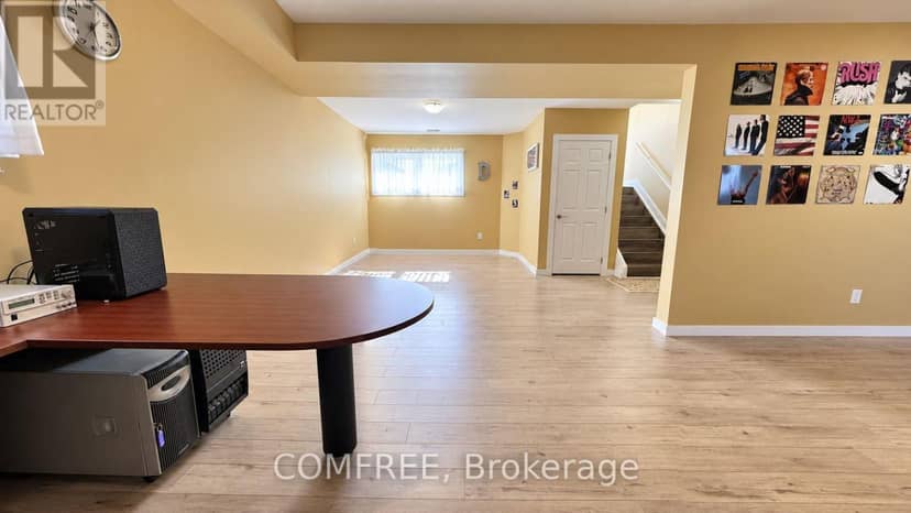 32 Hawthorne Crescent — photo 16 of 21