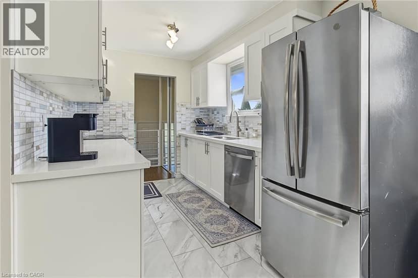 35 GARDEN Crescent — photo 12 of 40