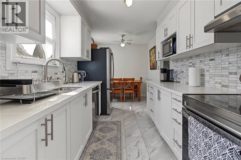 35 GARDEN Crescent — photo 10 of 40