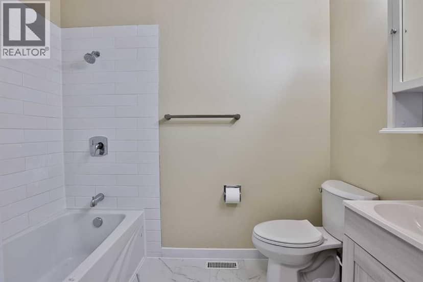 186 Oxford Road W — photo 12 of 22