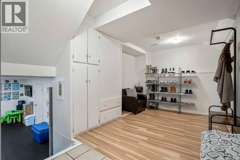 71 Strathclair Rise SW — photo 31 of 38