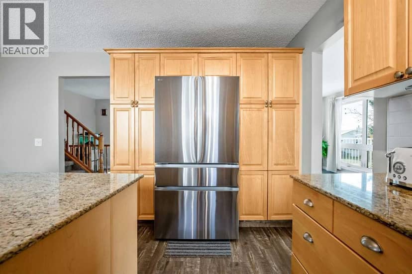 71 Strathclair Rise SW — photo 10 of 38