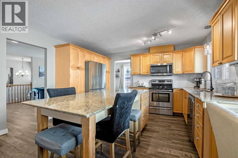 71 Strathclair Rise SW — photo 9 of 38