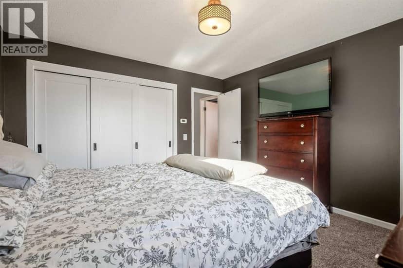 71 Strathclair Rise SW — photo 14 of 38
