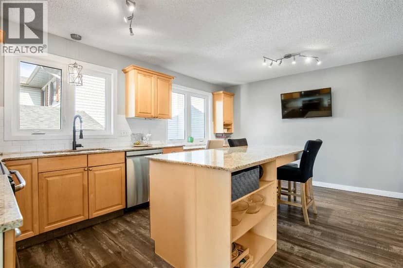 71 Strathclair Rise SW — photo 11 of 38