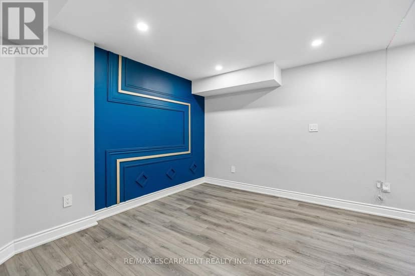 16 Alexandra Drive — photo 32 of 40