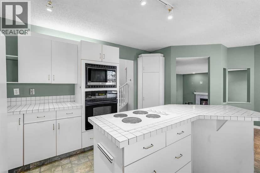 84 Strathlorne Crescent SW — photo 13 of 40