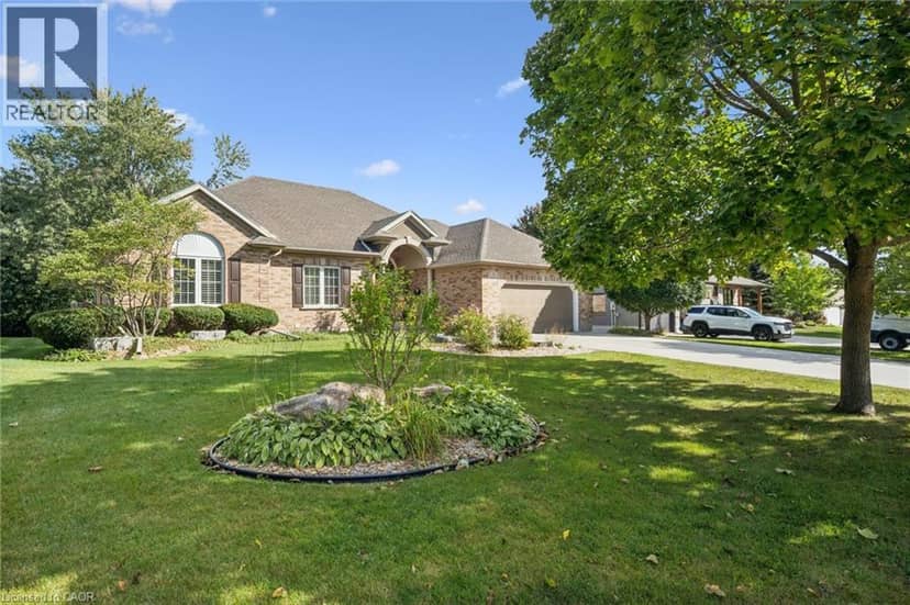 8 CHANCELLOR Drive — photo 2 of 37