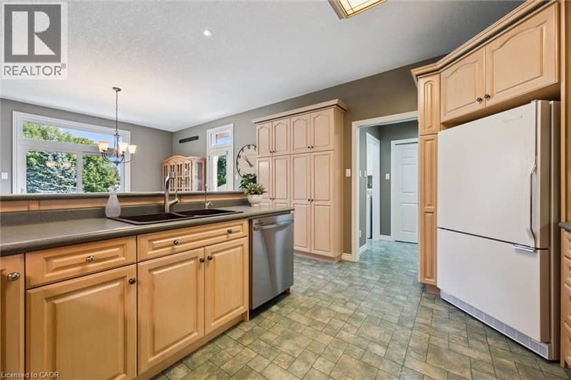 8 CHANCELLOR Drive — photo 14 of 37