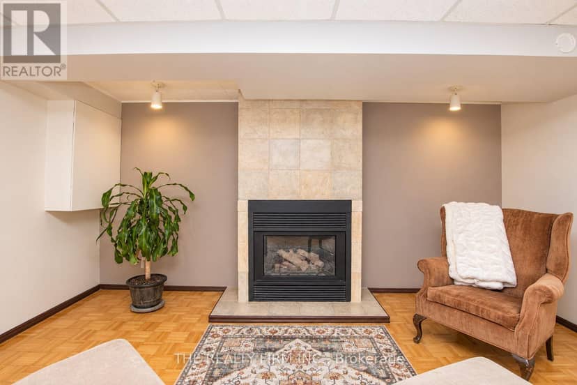 32 - 110 Deveron Crescent — photo 35 of 40