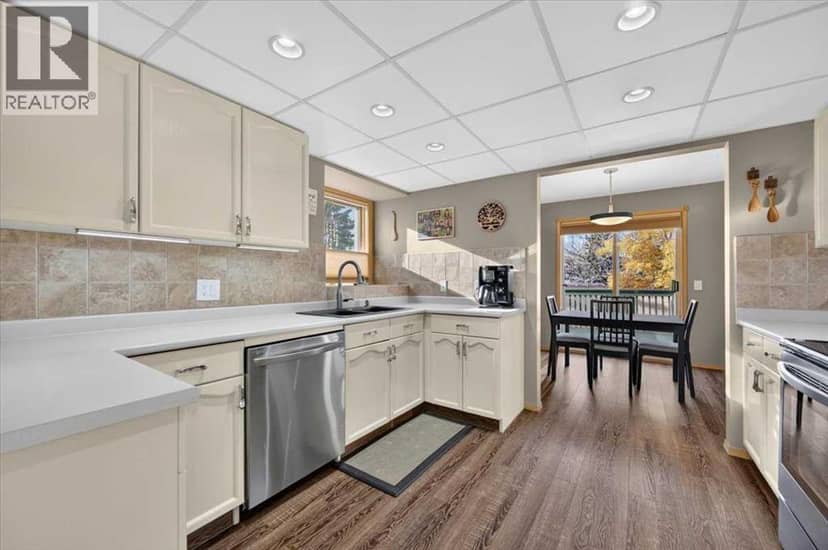 749 Sandringham Place NW — photo 16 of 40