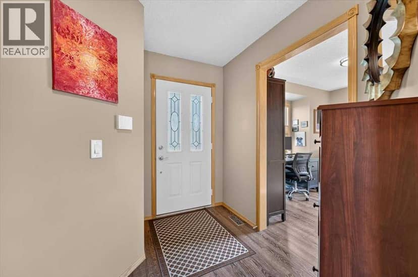 749 Sandringham Place NW, Calgary, photo 4