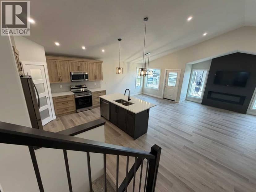 25 Thatcher Avenue — photo 18 of 34