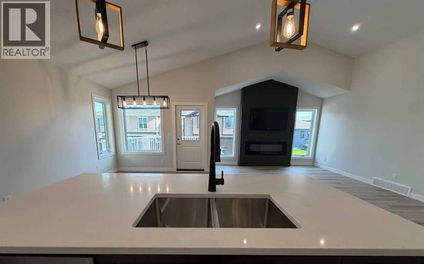 25 Thatcher Avenue — photo 14 of 34