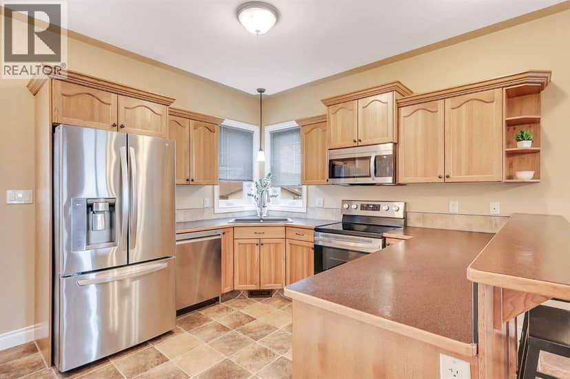 46 Mackenzie Crescent — photo 12 of 40
