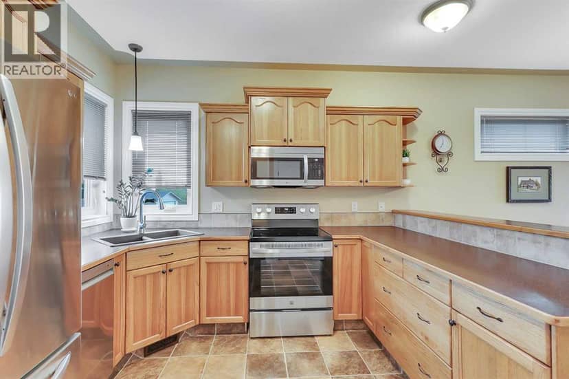 46 Mackenzie Crescent — photo 14 of 40