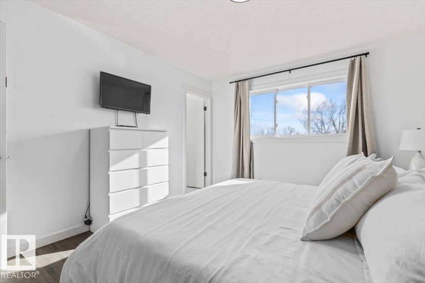 4310 39 AV — photo 39 of 40