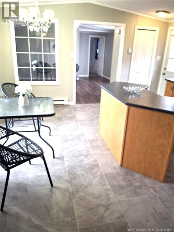 11 Senator Drive — photo 4 of 40