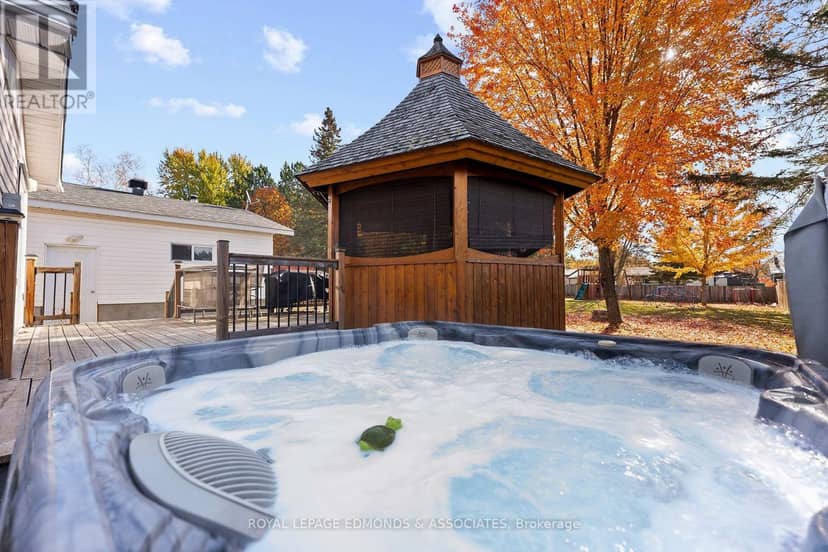 10 Sunset Crescent, Petawawa, photo 3
