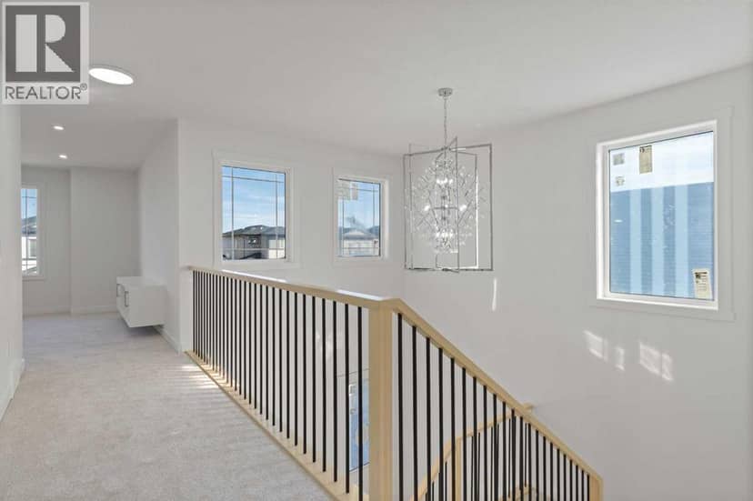 813 Hampshire Crescent NE — photo 13 of 31