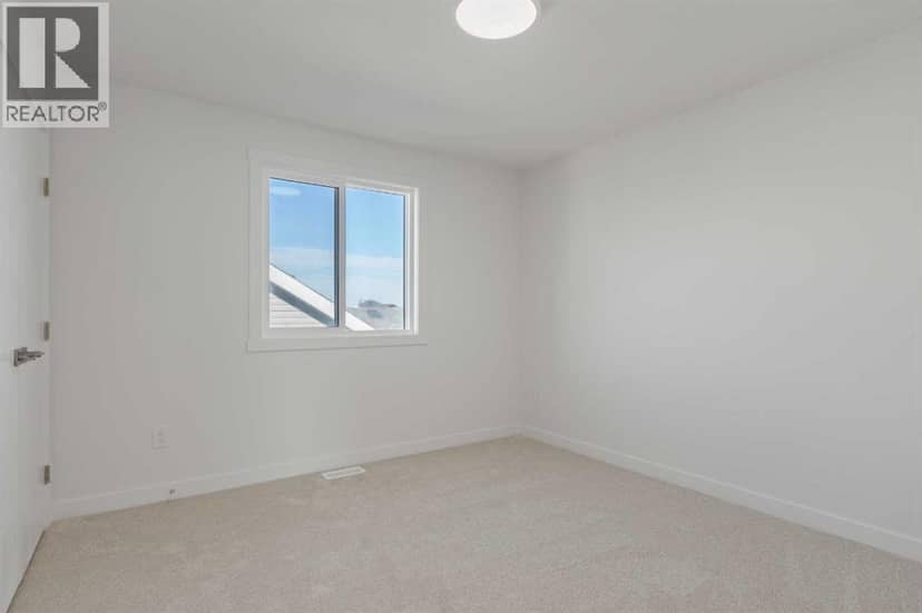813 Hampshire Crescent NE — photo 16 of 31