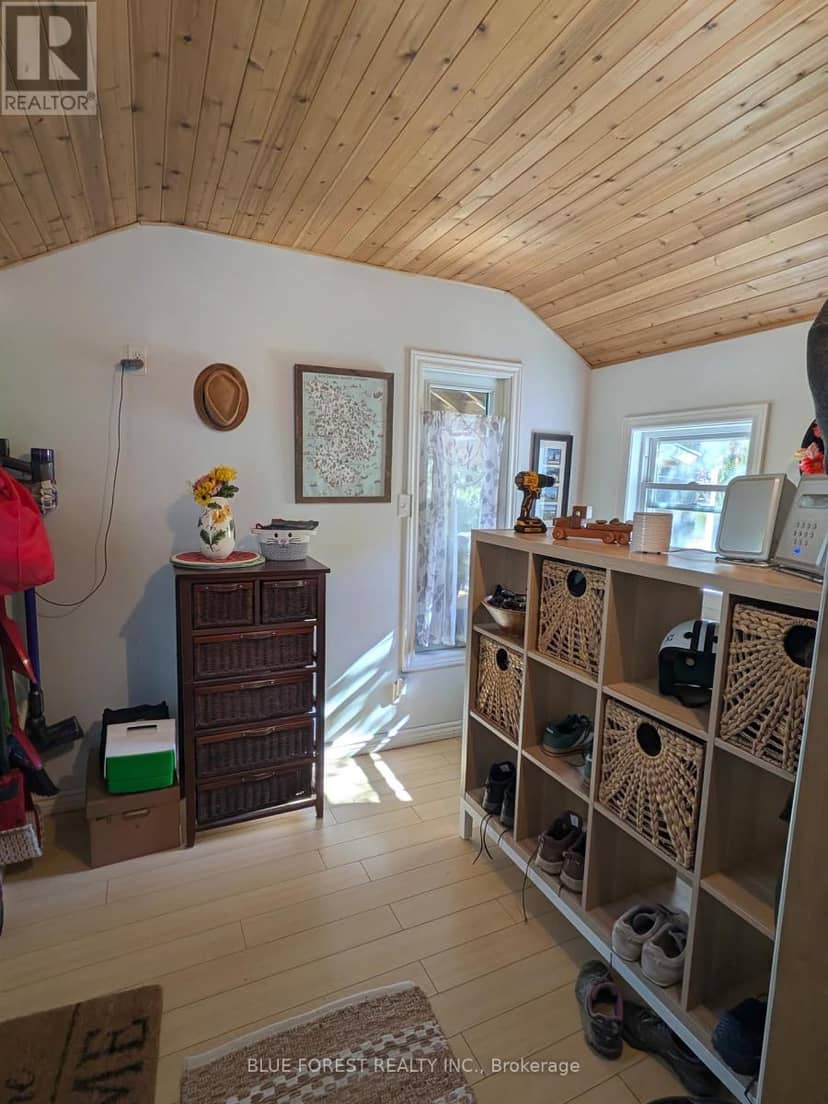 354 Calgary Street — photo 15 of 40