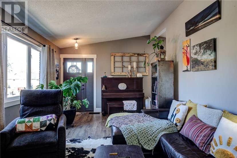 1087 Hawthorne Drive — photo 9 of 31