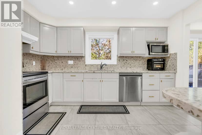 22 Madelaine Crescent — photo 13 of 40