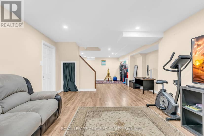22 Madelaine Crescent — photo 37 of 40