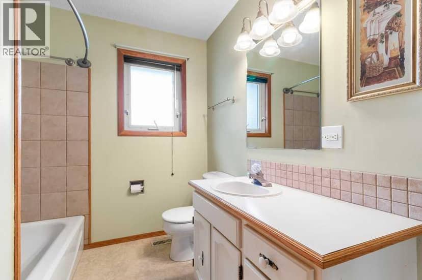 4131 53 Avenue — photo 11 of 29