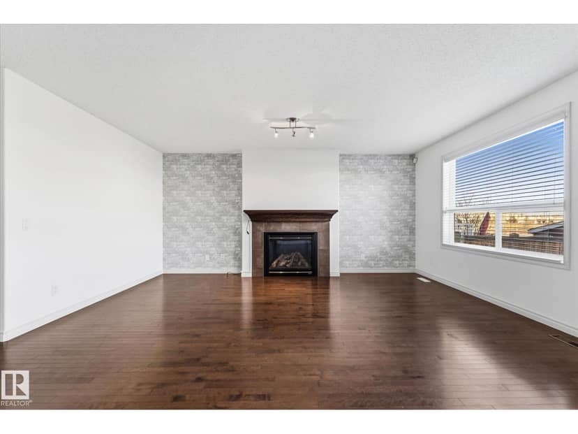 217 Silverstone Cr — photo 11 of 40