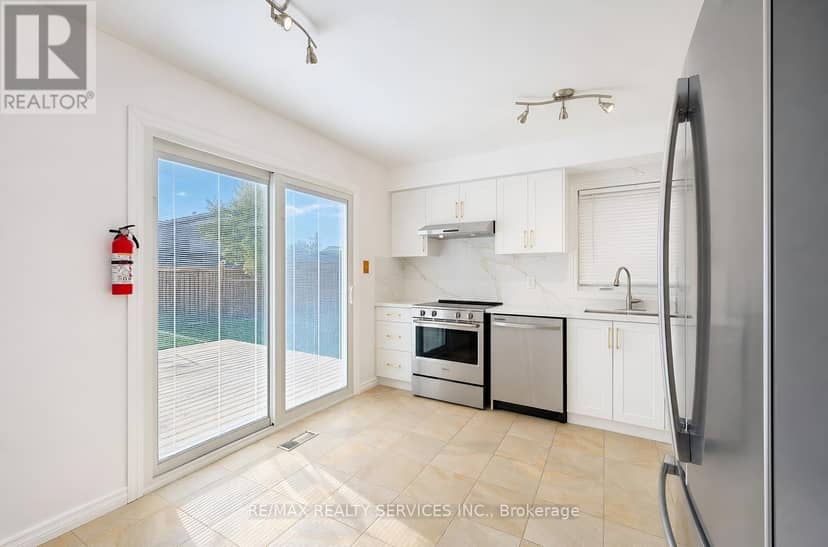 5 Nimrod Crescent W — photo 12 of 40