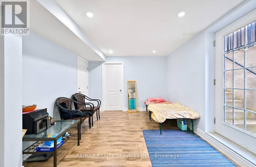 5 Nimrod Crescent W — photo 29 of 40
