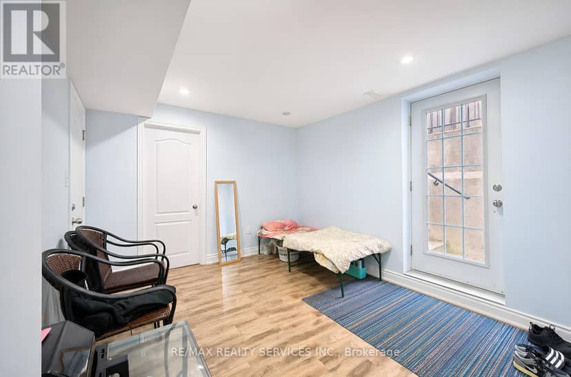 5 Nimrod Crescent W — photo 33 of 40