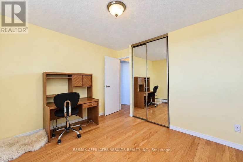 408 - 415 Greenview Avenue — photo 33 of 40