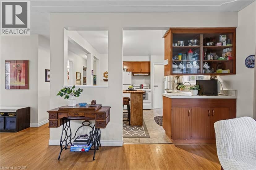 218 MONTROSE Street S — photo 9 of 33