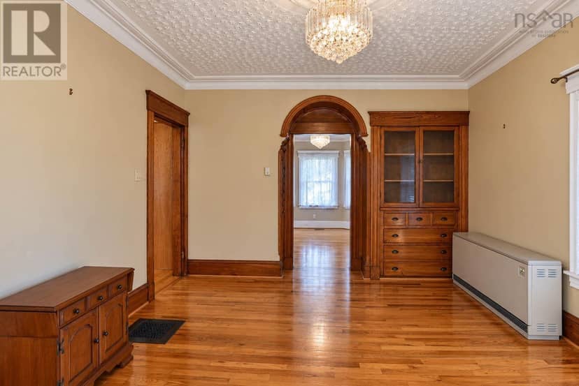 2131 Queen Street — photo 12 of 33
