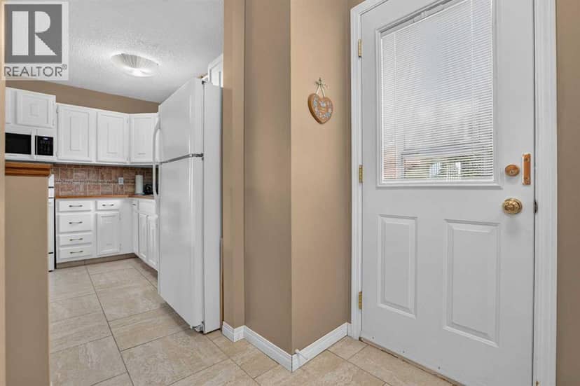 172 Queensland Road SE — photo 15 of 40