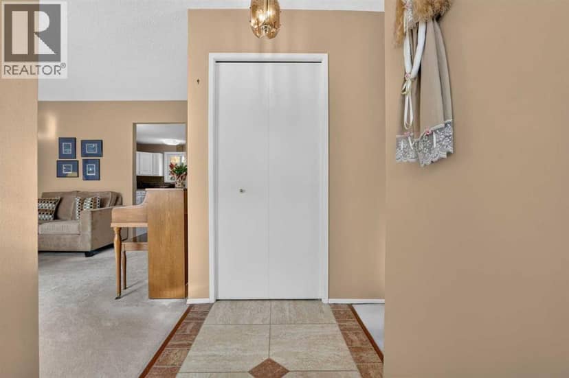 172 Queensland Road SE, Calgary, photo 2