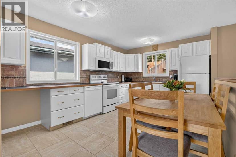 172 Queensland Road SE — photo 11 of 40