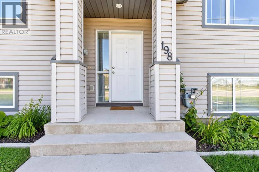 198 Blackfoot Boulevard W, Lethbridge, photo 2