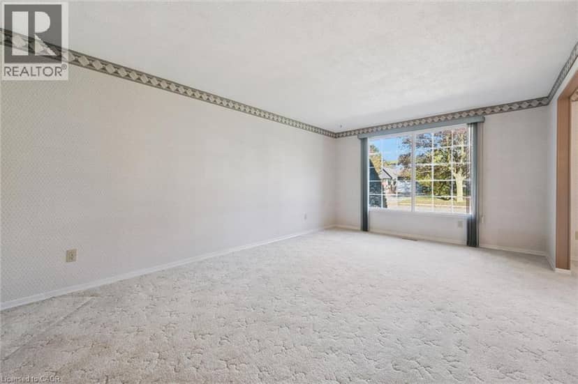 43 LEWIS Crescent — photo 11 of 35