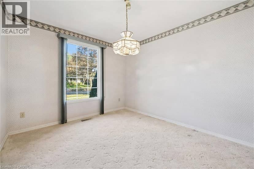 43 LEWIS Crescent — photo 15 of 35