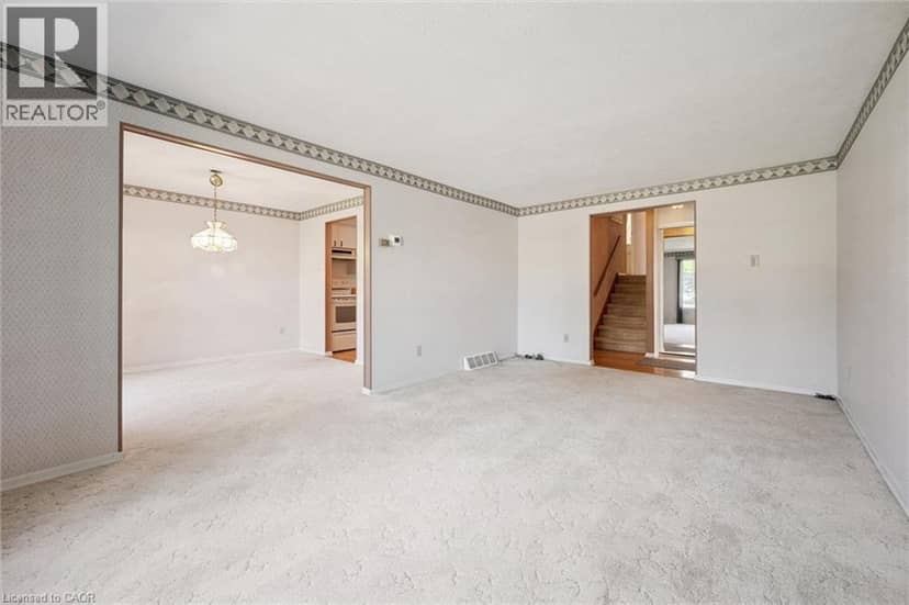 43 LEWIS Crescent — photo 13 of 35