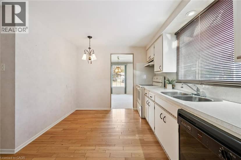 43 LEWIS Crescent — photo 9 of 35