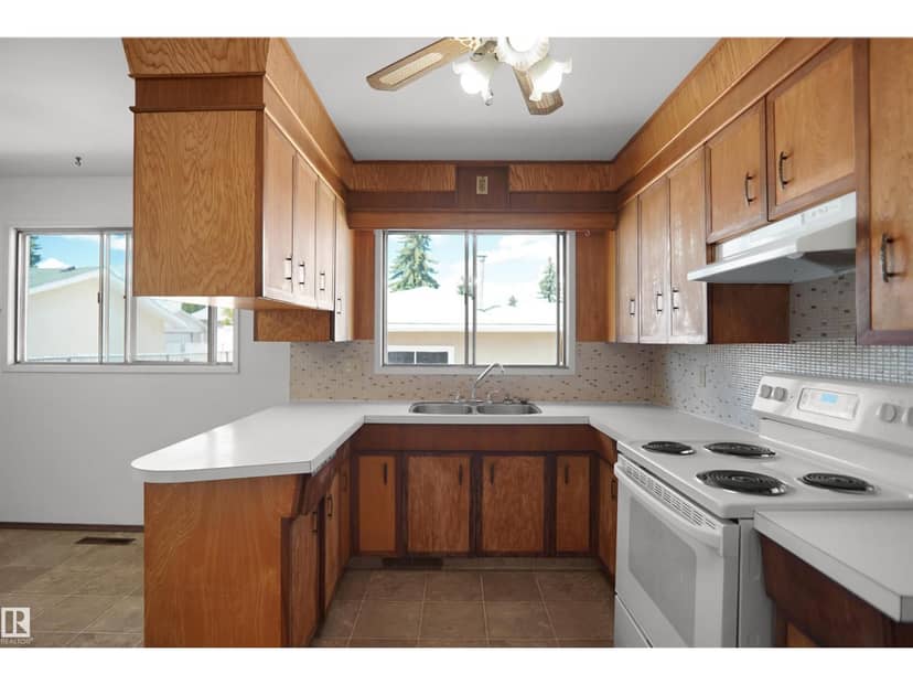 7804 143 AV NW — photo 12 of 40