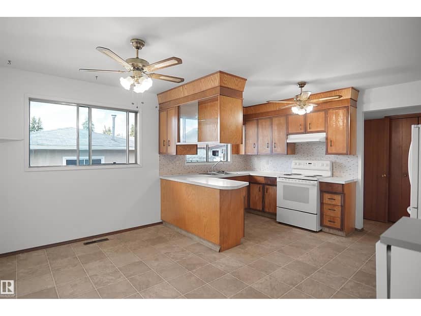 7804 143 AV NW — photo 18 of 40