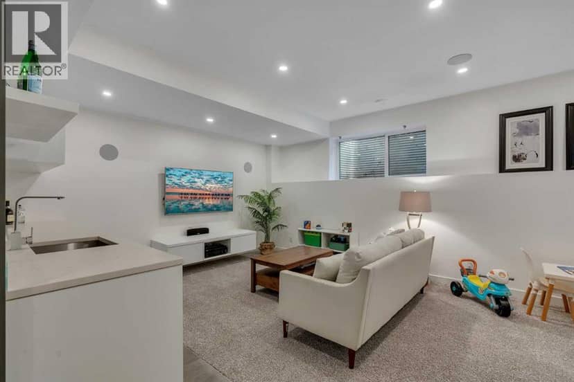 2327B Osborne Crescent SW — photo 28 of 40